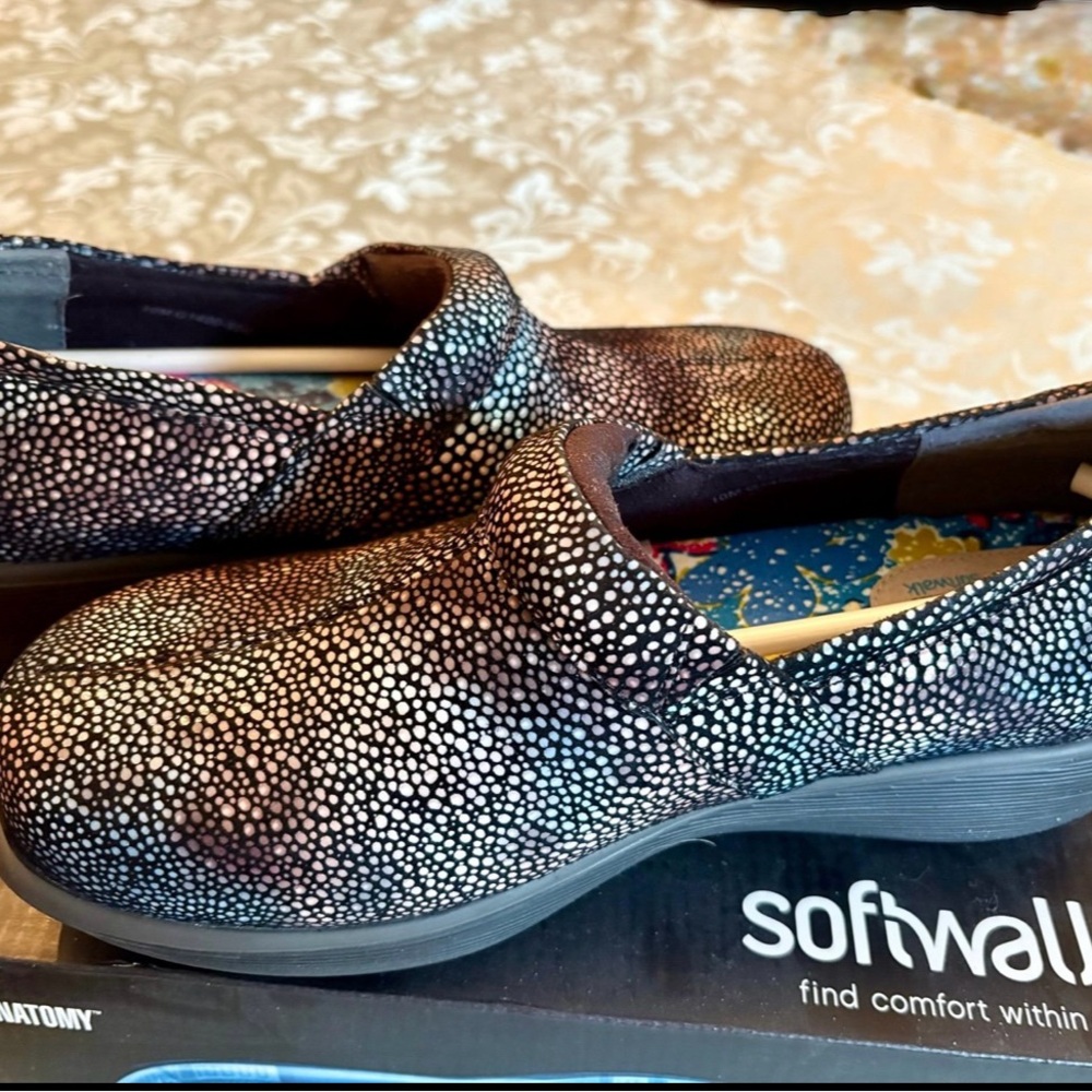 SoftWalk Women's mosaic clogs. Meredith  Grays Anatomy